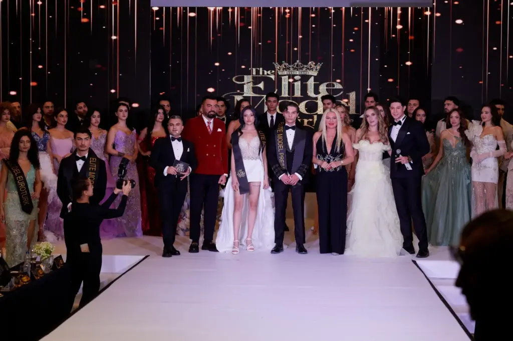Jiyan ve Kyo Mayo şıklığıyla podyumda yarışan isimler